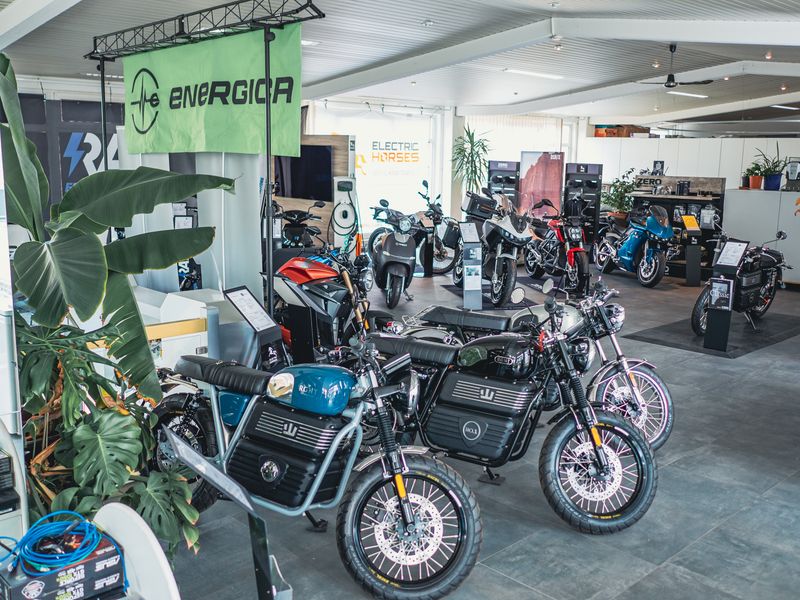 Electric Horses Ausstellung mit RGNT Motorrädern und Energica im Showroom Wendelstein