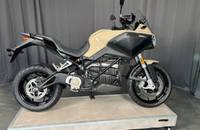 Seitenansicht eines ZERO E-Motorrads in Quicksand-Beige, präsentiert auf einer Plattform.