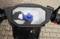 Digitales Display des Elektroautos mit angezeigter Geschwindigkeit, Reichweite und Akkustand.