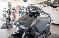 Front- und Seitenansicht des schwarzen RAY 7.7 Elektrorollers.