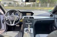 Innenansicht des Mercedes-Benz C180 mit Lenkrad, Armaturenbrett und Getriebewahlschalter.