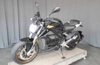 Schwarzes E-Motorrad der Marke ZERO in Seitenansicht.