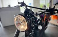 Nahaufnahme der Front eines schwarzen Motorrads mit einem großen Scheinwerfer.