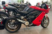 Rotes E-Motorrad (ZERO) in Seitenansicht, ausgestellt in einem Showroom.