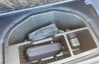 Der Kofferraum des KIA EV2 mit zwei Aufbewahrungsboxen, darunter ein E-Mobility Kit.