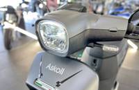 Nahaufnahme des Scheinwerfers und des vorderen Verkleidungsteils eines Askoll-Scooters.