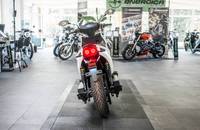 Weiße E-Motorradansicht von hinten in einem Showroom.