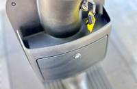 Nahaufnahme des Schlüssellochs im Armaturenbrett eines Elektrofahrzeugs.