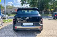 Heckansicht eines schwarzen KIA EV2, geparkt vor dem Autohaus Richter & Zech.