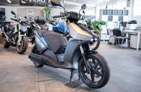 Mattgrauer Elektroroller im Showroom eines Autohauses.