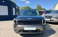Frontansicht des schwarzen KIA EV2 vor dem Autohaus Richter & Zech.