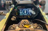 Nahaufnahme des digitalen Cockpits eines Motorrads mit Anzeigen für Geschwindigkeit und Akku.