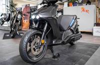 Außenansicht eines schwarzen, modernen E-Scooters mit großen Rädern.