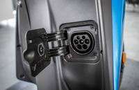 Ladeanschluss und Schlüsselmechanismus an der Außenverkleidung des Elektrofahrzeugs.