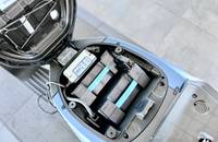 Nahaufnahme des geöffneten Kompartiments, das die Batterieeinheit des Elektrofahrzeugs zeigt.