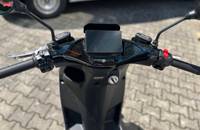 Nahaufnahme des Lenkers und des Cockpits eines E-Scooters.