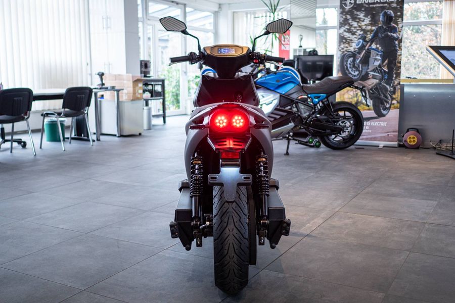 Die Heckansicht eines E-Motorrads in einem hellen Showroom.