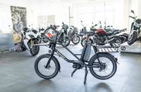 Schwarzes E-Lastenrad (E-PACKR 8.0) in einem Showroom.