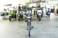 Mehrere E-Bikes und Lastenräder stehen in einem Showroom ausgestellt.