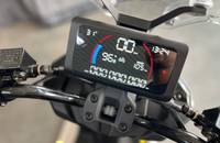Digitales Cockpit-Display des E-Bikes mit Anzeige für Geschwindigkeit, Akku und Reichweite.