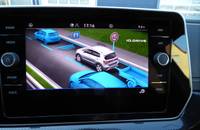 Infotainment-Bildschirm eines Autos, der eine Navigationsansicht mit verschiedenen stilisierten Fahrzeugsilhouetten und