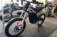 Weiße E-Bike steht im Showroom. Das elektrische Fahrrad wird präsentiert.