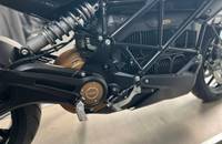 Nahaufnahme der Hinterradaufhängung und des Motors eines E-Motorrads.