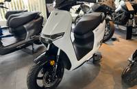 Seitenansicht des weißen ZERO 26MY LS1 Motorrollers. Das Fahrzeug steht im Showroom.