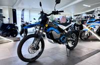 Blaue E-Motorrad Super Soco VMOTO ON-R in einem Autohaus.