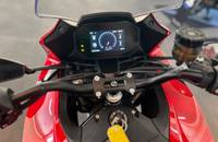 Frontansicht eines roten E-Motorrads mit Lenker und digitalem Display.