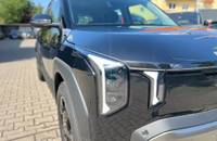 Frontansicht des schwarzen KIA EV2 mit Scheinwerfern.
