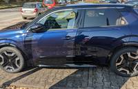 Seitenansicht des blauen Nissan Micra EV mit Leichtmetallfelgen.