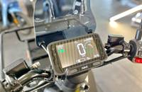 Nahaufnahme des digitalen Armaturenbretts eines E-Motorrads mit angezeigter Geschwindigkeit und Akkustand.