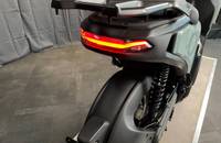 Heckansicht eines E-Scooters mit Heckgepäckträger und Beleuchtung.