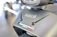 Nahaufnahme des vorderen Verkleidungsteils eines Elektrofahrzeugs. Das Logo „Askoll“ und das Abzeichen „I am electric“ s