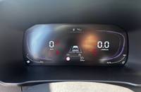 Digitales Kombiinstrument eines KIA Picanto mit Anzeige für Geschwindigkeit und Kilometerstand.