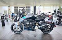 Silbernes E-Motorrad der Marke ZERO in einer Ausstellungshalle.