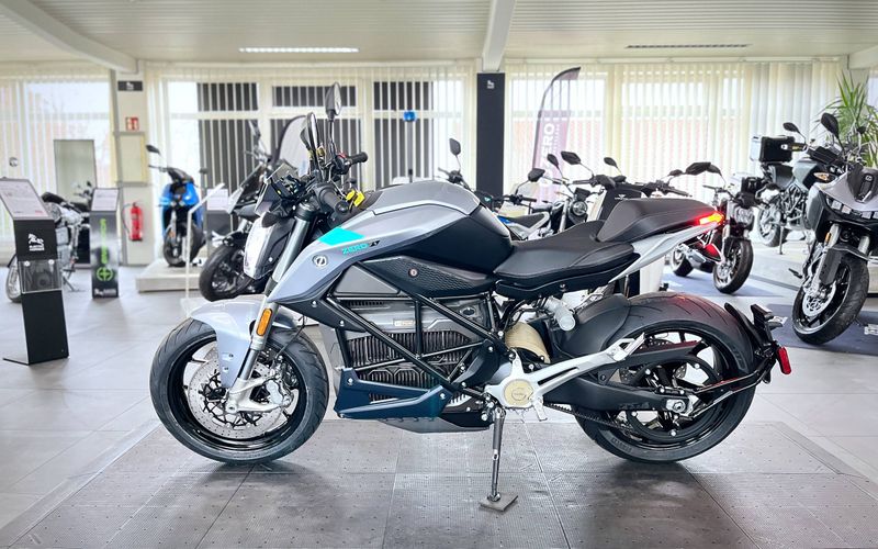 ZERO 25MY FST STRT S EU LI 14.4 Silver Met A1