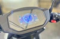Digitales Display des E-Fahrzeugs mit Anzeige von Geschwindigkeit, Reichweite und Ladezustand.