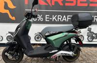 E-Scooter Piaggio 1 in Grün-Schwarz, seitliche Außenansicht.