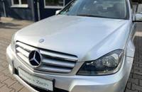 Silberner Mercedes-Benz C180 Kompressor von vorne vor dem Autohaus.