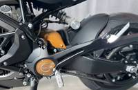 Nahaufnahme des Hinterrads und des Antriebsstrangs eines Motorrads.