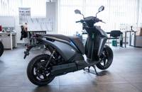 Grauer Elektroroller in einer Innenaufnahme eines Autohauses.
