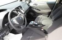 Innenansicht des Cockpits eines Nissan Leaf. Zu sehen sind das Lenkrad, das Armaturenbrett und die Mittelkonsole.