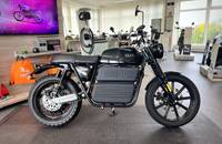 Seitenansicht eines schwarzen RGNT TURBO Motorrads in einem Showroom.