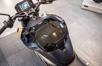 Frontansicht des schwarzen Motorrads mit Verkleidung und Cockpit.