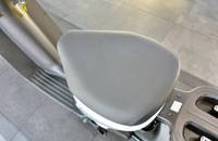 Nahaufnahme des grauen Sitzes und des hinteren Bereichs eines Elektrofahrzeugs in einem Showroom.