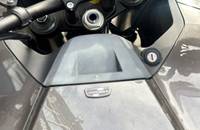 Nahaufnahme des Lenkers und des Cockpits eines ZERO Motorrads.
