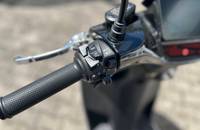 Nahaufnahme der Bedienelemente und des Displays am Lenker des Motorrollers.