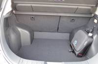 Offener Kofferraum eines Nissan Leaf mit schwarzem Stauraumbeutel.